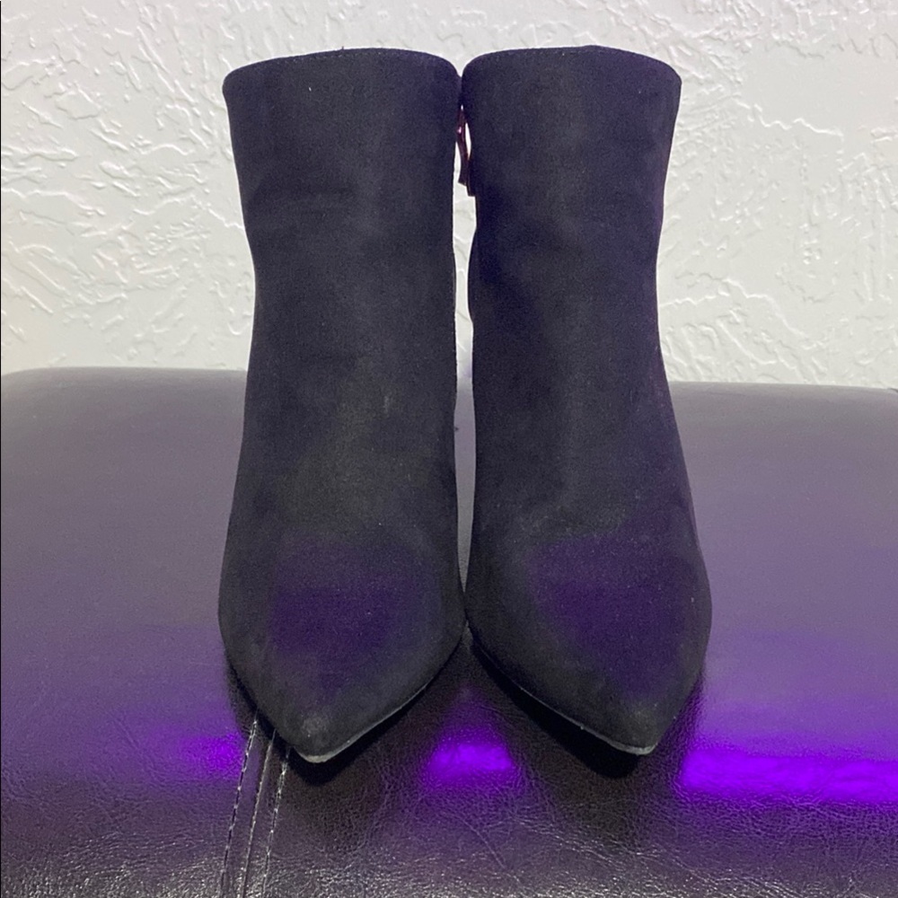 Jaclyn Smith Black Ankle Boots with Elegant Design - Picture 7 of 16